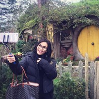 Saat liburan ke New Zealand, Ayu Ting Ting tampil dengan tas Goyard St Louis Rp 22 juta. Foto: Instagram