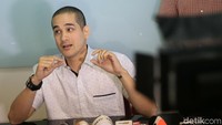Okan Cornelius juga menjadi sorotan pekan lalu. Ia buka suara perihal dirinya yang dituding gay oleh Sammy Simorangkir. Foto: Palevi/detikHOT