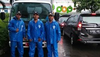 Sejumlah petugas stanby di Jalan Kemang Raya, Jakarta Selatan. Mereka standby dengan pompa mobile di lokasi untuk antisipasi banjir.