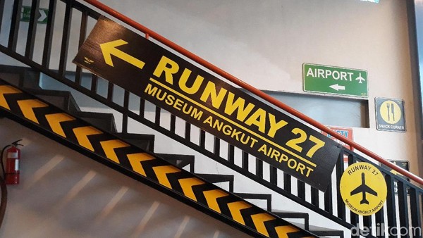 Di Museum Angkut para traveler bisa melihat replika pesawat kepresidenan Boeing 736 seri 200 yang ada di arena Runaway 27. (Mustiana/detikTravel)