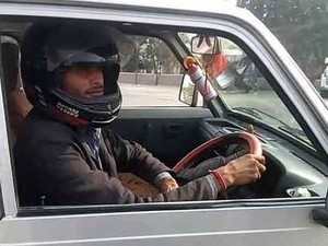 Polisi Salah Tulis Tilang, Pria Ini Jadi Pakai Helm Pas Naik Mobil