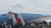Saya akan sampaikan penolakan kita, rakyat Indonesia, atas pengakuan sepihak AS dan meminta negara-negara OKI untuk membulatkan suara dan persatuan guna membela Palestina, ujar Jokowi di Lanud Halim Perdanakusuma, Jakarta Timur, Selasa (12/12/2017). Foto: Bagus Prihantoro/detikcom