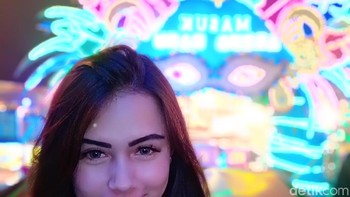 Hasil selfie dengan mode beautify level 3, HDR dan bokeh. Foto: Adi Fida Rahman/detikINET