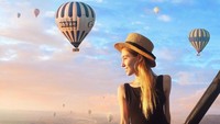 Tidak hanya berfoto di depan balon udara, Angela juga sempat naik di atasnya dan melihat langsung panorama Cappadocia dari udara. Indah sekali ya pemandangannya! (@angela_nikolau/Instagram)