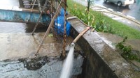Petugas mengoperasikan pompa damkar di Jalan Gunung Sahari, Jakarta Pusat. Air disedot dan dibuang ke aliran air.