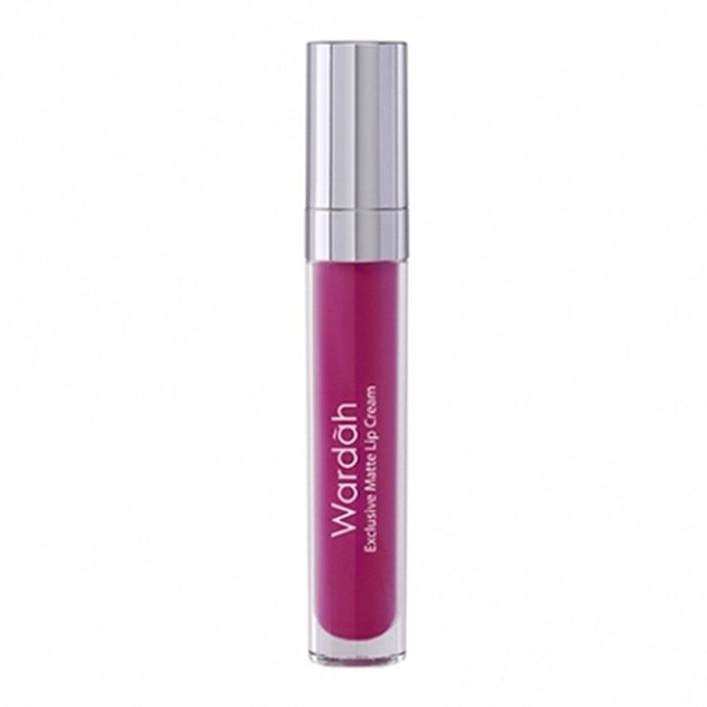Lipstik keluaran brand Wardah cukup difavoritkan para wanita. Anda pun bisa mendapati lipstik tersebut dengan potongan harga di situs Lazada. Wardah Exclusive Matte Lip Cream 02 Fuschionately berikut turun dari Rp 78 ribu menjadi Rp 39 ribu.