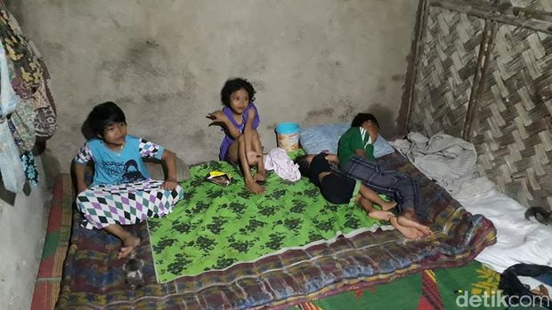 Keluarga bayi Icha Selvia di Brebes. 