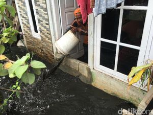 1 Rumah di Jati Padang Terendam, Pasukan Oranye Kuras Pakai Ember