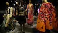 Pecinta fashion harus berkunjung ke museum Yves Saint Laurent Museum.  Di dalam museum ini traveler nanti bisa melihat ruang kerja, sketsa-sketsa, gambar, renda-renda, jarum, gulungan kain, serta meja kerja yang biasa digunakan Saint Laurent (Stephane Mahe/REUTERS)
