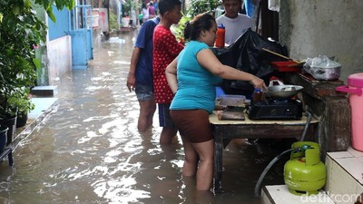 Foto: Genangan Air Setinggi 50 cm Rendam Kawasan Menteng