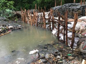 Posisi Tanggul Darurat Diperbaiki, Rembesan Air Kali Pulo Berhenti