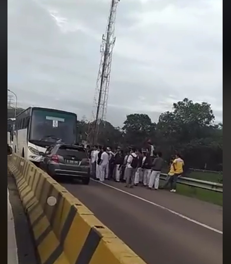 Lagi, Pengemudi Lawan Arus Diserang Bus Karyawan di Karawang Lagi, Pengemudi Lawan Arus Diserang Bus Karyawan di Karawang