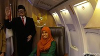 Uniknya di sebelah meja kepresidenan terdapat patung Presiden ketiga Indonesia B.J Habibie yang seolah sedang menyapa pengunjung. Pak Habibie adalah tokoh kerdirgantaraan dan presiden RI. (Mustiana/detikTravel)