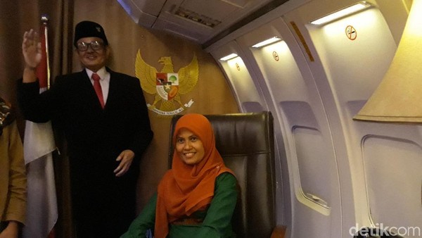 Uniknya di sebelah meja kepresidenan terdapat patung Presiden ketiga Indonesia B.J Habibie yang seolah sedang menyapa pengunjung. Pak Habibie adalah tokoh kerdirgantaraan dan presiden RI. (Mustiana/detikTravel) Uniknya di sebelah meja kepresidenan terdapat patung Presiden ketiga Indonesia B.J Habibie yang seolah sedang menyapa pengunjung. Pak Habibie adalah tokoh kerdirgantaraan dan presiden RI. (Mustiana/detikTravel)