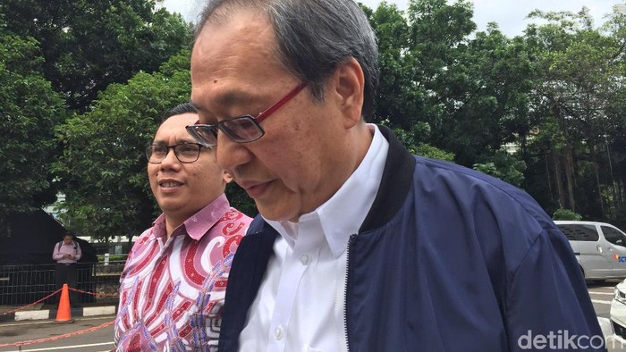 Usai Diperiksa KPK, Made Oka Bungkam dan Terjang Hujan