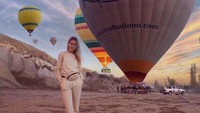 Di awal Desember ini, Angela baru saja liburan ke Turki. Hal itu pun diketahui saat ia memposting fotonya di depan balon udara di Cappadocia (@angela_nikolau/Instagram)
