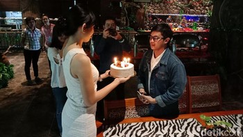 Foto di dalam ruang dengan pencahayaan redup. Foto: Adi Fida Rahman/detikINET