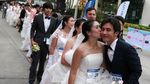 Foto: Lomba Lari Unik di Thailand, Pakai Jas & Gaun Pengantin
