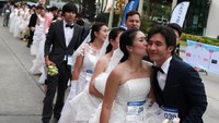 Ada kurang lebih 300 pasangan suami istri yang mengikuti perlombaan ini. Mereka bersaing demi hadiah utama yang bikin ngiler semua orang, paket liburan bulan madu ke Maldives! (Athit Perawongmetha/Reuters)