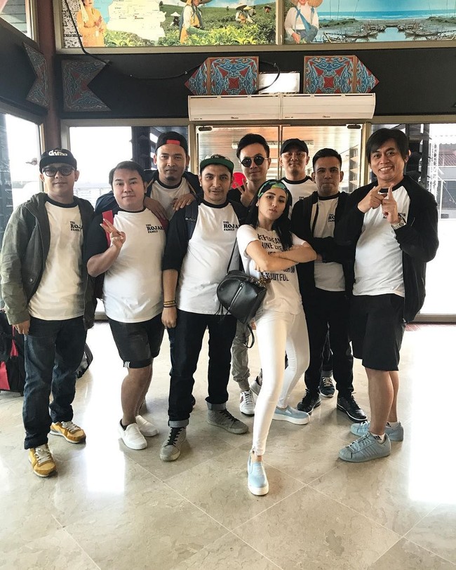 Liburan ke Singapura bersama keluarga dan tim manajemennya, Ayu Ting Ting tampak memakai tas backpack Fendi seharga US$ 2450 atau sekitar Rp 33 juta. Foto: Instagram