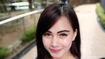 Hasil selfie dengan mode beutify level 3 dan bokeh. Foto: Adi Fida Rahman/detikINET