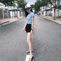 Hazel kerap kali memosting foto-foto kehidupan pribadinya dengan pakaian trendi yang chic dan menarik. Foto: Instagram