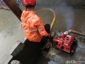 Sedot Sisa Banjir Tanggul Kali Pulo, Damkar Siapkan 6 Pompa Air