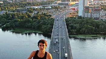 Di belahan bumi lain, ada pula trio Daniel Lau, Dex Ng dan Lawrence Tsui. Ketiganya bermukim di Hong Kong. Mereka ini sangat berani karena sepertinya santai saja mengambil foto di gedung-gedung tinggi Hong Kong. Foto: VK