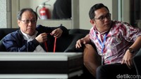 Seperti biasa, Made Oka enggan memberikan keterangan apapun. Dia tampak didampingi seorang pria yang mengenakan kemeja batik warna merah.