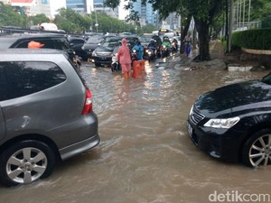 Usai Hujan Deras, Genangan Muncul Lagi di Dekat Balai Kartini