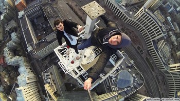 Ia sama sekali tidak memakai pengaman apapun. Jika terpeleset sedikit saja, nyawanya bisa melayang. Soalnya dengan memakai perangkat seperti itu, tidak ada yang menganggap Anda membahayakan keselamatan, ucapnya. Atau dengan kata lain, tidak ada menariknya. Foto: VK