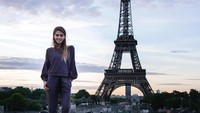 Selain ke Turki, Angela juga pernah liburan ke Paris di Prancis pada pertengahan Juli tahun ini. Angela pun tidak lupa berfoto di depan Menara Eiffel yang ikonik (@angela_nikolau/Instagram)