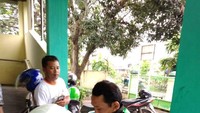 Pria yang biasa menggunakan kursi roda ini memanfaatkan motor roda tiga untuk narik ojek online. Foto: Dok. Go-Jek