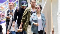 Cita Citata berjalan menuju panggung utama didampingi asistennya. Foto: Noel/detikHOT