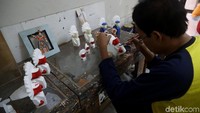 Mereka terlihat sangat teliti saat mengerjakan prakarya.