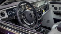 Banyak orang sudah bersiap-siap untuk mengambil gambar ketika mobil mewah tersebut mengaspal di jalanan. Namun siapa sangka, ternyata Rolls-Royce memilih untuk melelangnya di The Ritz-Carlton Golf Resort, Naples, Florida pada awal tahun ini. Foto: Pool (Motor1)