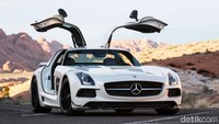 Selanjutnya SLS AMG. Mesut Ozil diketahui memiliki mobil supercar dua pintu ini, dia pernah terlihat melintasi sekitar jalan di London bersama SLS AMG pada 2014. dok. Daimler