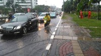 Jalan Gunung Sahari tergenang air. Tinggi air tak sampai 10 cm.