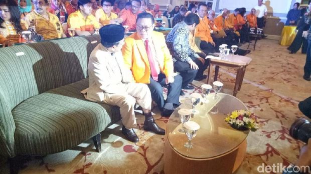 Habibie dan Agung Laksono berbincang di mukernas Kosgoro