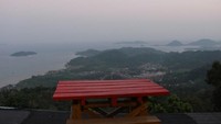 Dari atas teropong laut, wisatawan bisa menikmati keindahan teluk dan pesona kota Lampung dari ketinggian. Warna biru laut dan sejumlah pulau kecil jadi latar belakangnya. (Brigida Emi Lilia/dtraveler)