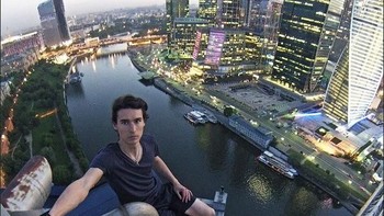 Aku mulai melakukan hal ini karena suka dengan pemandangannya. Aku suka menjepret foto kota ini dan kadang aku melakukannya bersama teman, kata Kirill yang memulai aksinya sejak tahun 2008. Foto: VK