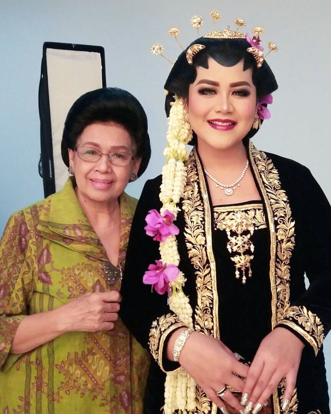 Pengantin Solo yang tampak anggun dan elegan dalam balutan kebaya beludru hitam dengan bordiran emas nan mewah. Foto: Instagram
