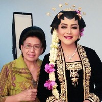 Pengantin Solo yang tampak anggun dan elegan dalam balutan kebaya beludru hitam dengan bordiran emas nan mewah. Foto: Instagram