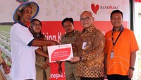 Pemberian simbolis bantuan penyediaan fasilitas kebun Hidroponik itu dilakukan guna mendukung warga Rusunawa Jatinegara Kaum di Jakarta agar bisa memanfaatkan lahan dan fasilitas yang ada. Foto: dok. Bank DKI
