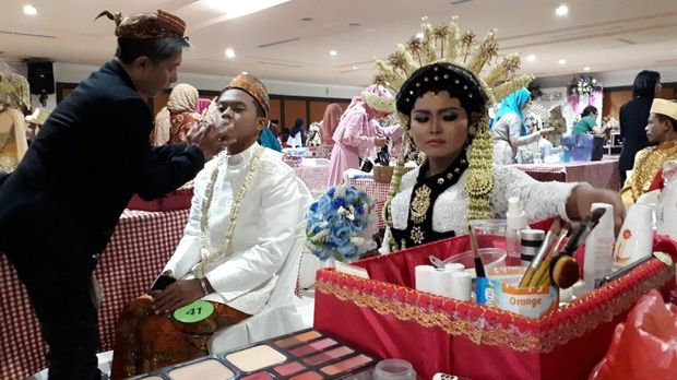 Slaah satu pasangan sedang dirias