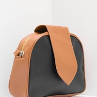 Jika ingin mencari tas yang lebih kecil, Anda dapat menengok situs Berrybenka. E-commerce itu menawarkan Banana Bag 60 ini yang diskon dari Rp 192 ribu menjadi Rp 57 ribu.