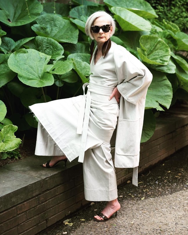 Seperti nama Instagramnya, Accidental Icon, popularitas Lyn dimulai dari ketidaksengajaan. Aku sedang makan siang dengan lokasi New York Fashion Week. Aku pakai Yohji Yamamoto dan tas Chanel saat itu. Fotografer mulai mengambil gambarku, lalu ada turis yang ikut mengira aku adalah bagian dari blogger fashion di NYFW. Lalu ada jurnalis dari Jepang, dia mewawancaraiku. Lalu temanku datang dan dia mengatakan, Oh lihatlah. Seorang ikon yang tidak disengaja, cerita Lyn kepada Cosmpolitan. Foto: Dok. Instagram/Accidental Icon