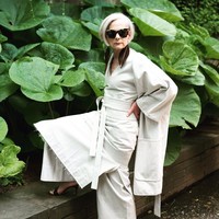 Seperti nama Instagramnya, Accidental Icon, popularitas Lyn dimulai dari ketidaksengajaan. Aku sedang makan siang dengan lokasi New York Fashion Week. Aku pakai Yohji Yamamoto dan tas Chanel saat itu. Fotografer mulai mengambil gambarku, lalu ada turis yang ikut mengira aku adalah bagian dari blogger fashion di NYFW. Lalu ada jurnalis dari Jepang, dia mewawancaraiku. Lalu temanku datang dan dia mengatakan, Oh lihatlah. Seorang ikon yang tidak disengaja, cerita Lyn kepada Cosmpolitan. Foto: Dok. Instagram/Accidental Icon