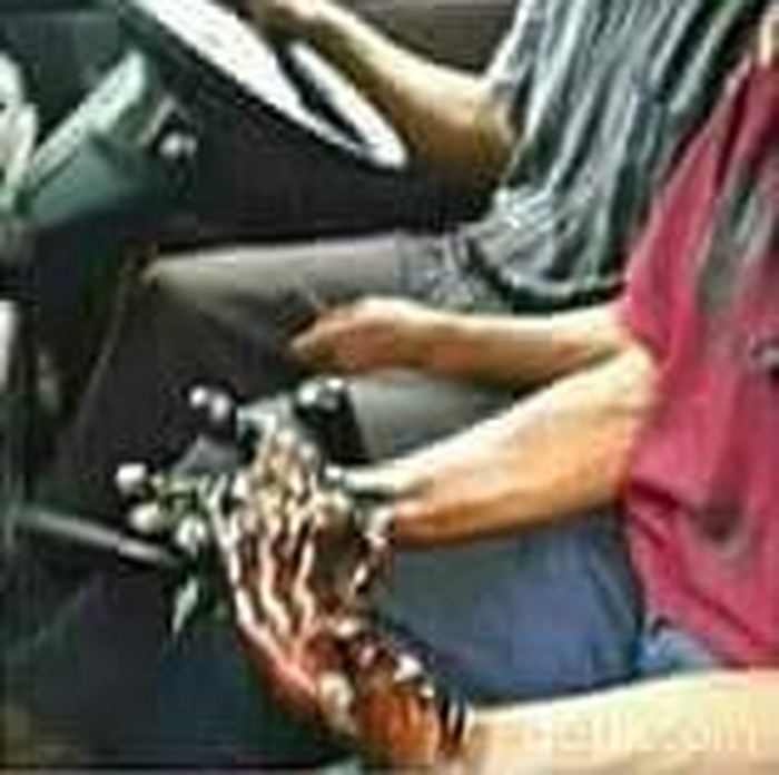 Tersinggung, Suami Kades Dorong Warga Hingga Tercebur Aspal Panas