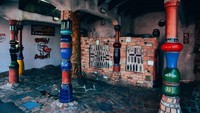 Toilet ini mungkin yang paling fotogenik sedunia. Hundertwasser Toilet, merupakan karya seniman Austria, t Friedensreich Hundertwasse yang bisa dilihat di Kawakawan, Selandia Baru. (Huw Morgan/ Facebook)